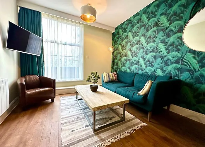 Amazing Modern Apartment - Free Secure Parking! - 1 Minute Walk To Poole Quay - Great Location - Free Parking - Fast Wifi - Smart Tv - Newly Decorated - Sleeps Up To 2! Close To Poole & Bournemouth & Sandbanks