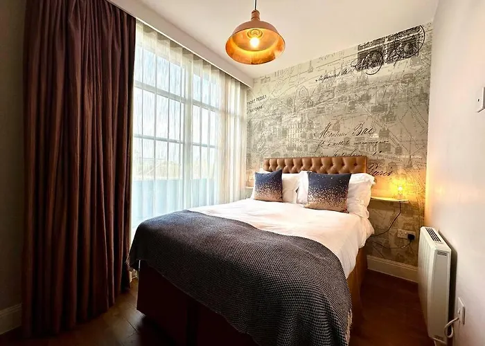 Amazing Modern Apartment - Free Secure Parking! - 1 Minute Walk To Poole Quay - Great Location - Free Parking - Fast Wifi - Smart Tv - Newly Decorated - Sleeps Up To 2! Close To Poole & Bournemouth & Sandbanks