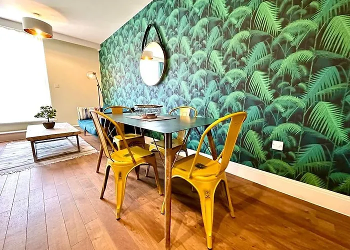 Amazing Modern Apartment - Free Secure Parking! - 1 Minute Walk To Poole Quay - Great Location - Free Parking - Fast Wifi - Smart Tv - Newly Decorated - Sleeps Up To 2! Close To Poole & Bournemouth & Sandbanks